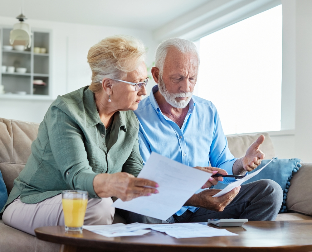 Older couple calculating their bills for the month | Swoosh Finance