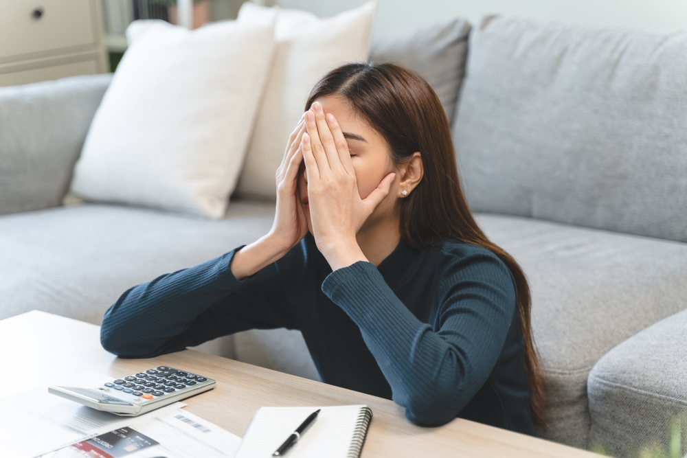 Annoyed student not sure what to do when she realises she can't afford her bills | Swoosh Finance