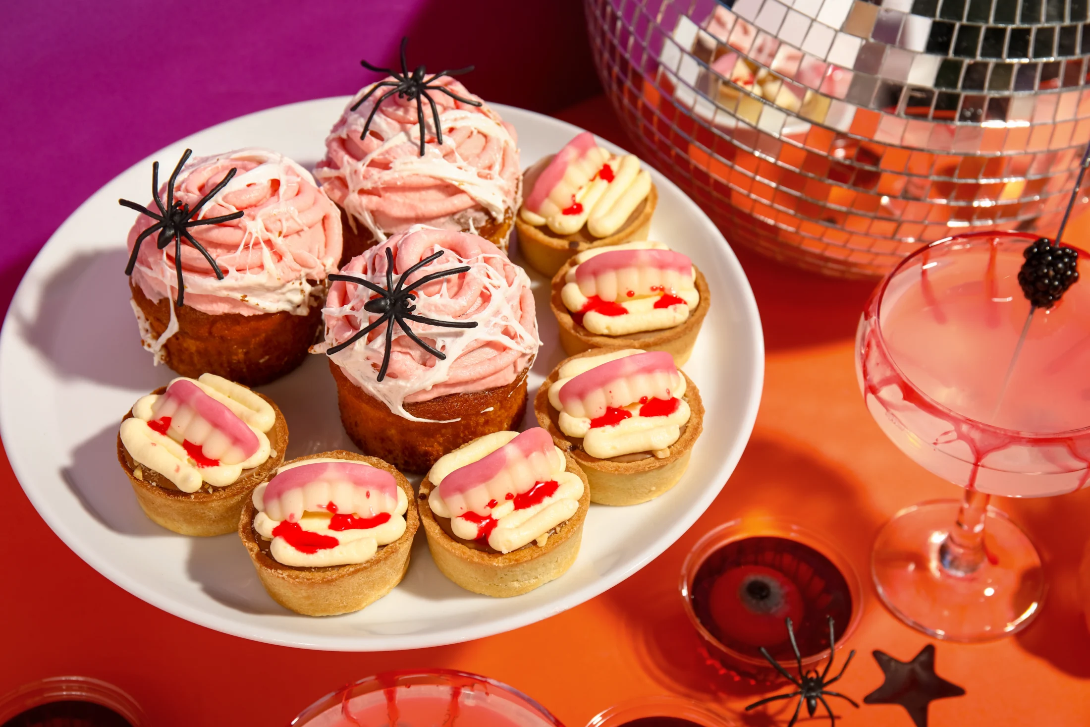 15 Cheap Ideas for DIY Halloween Decorations: Brain cupcakes | Swoosh Finance