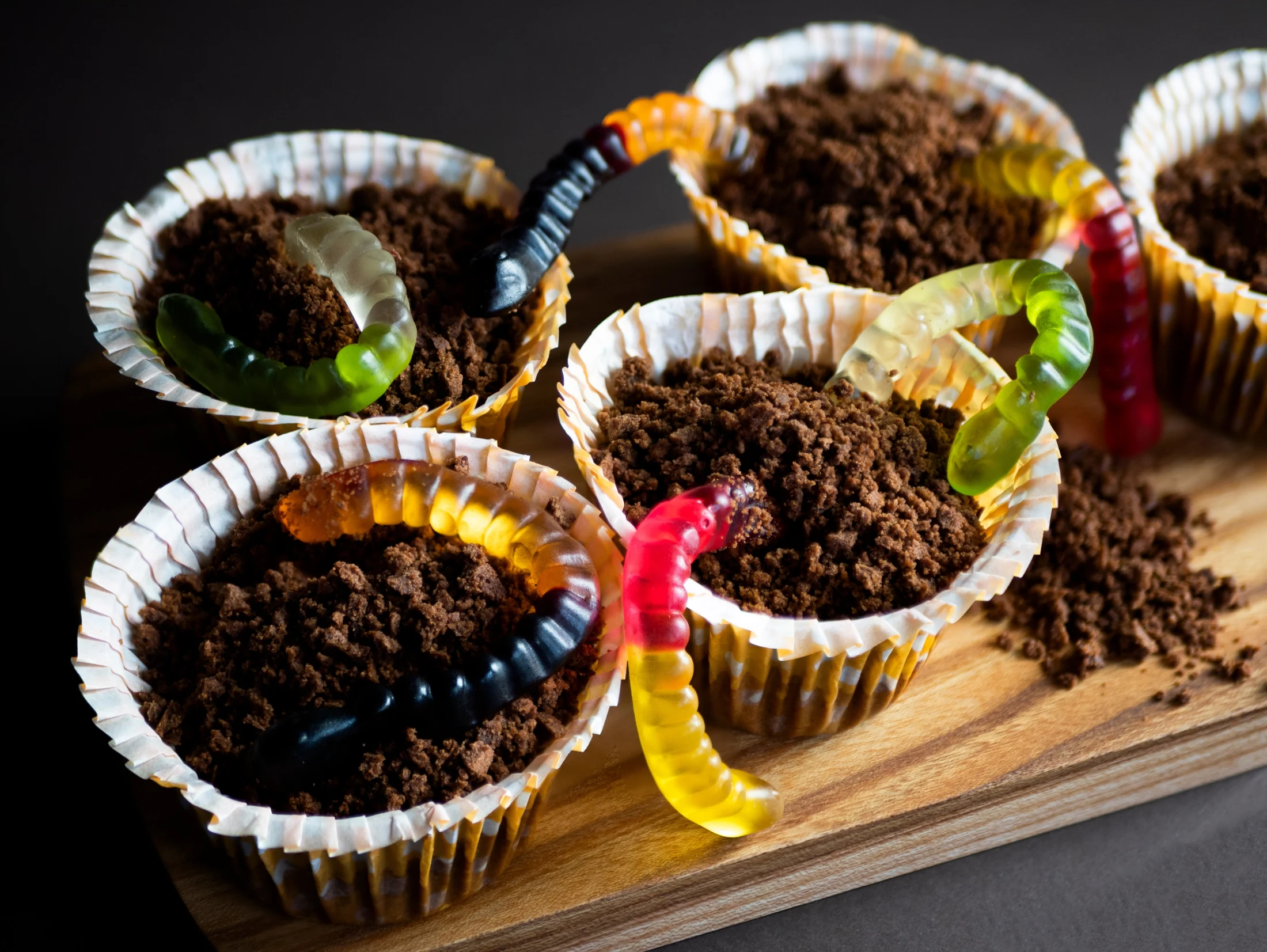 15 Cheap Ideas for DIY Halloween Decorations: Earthworm cupcakes | Swoosh Finance