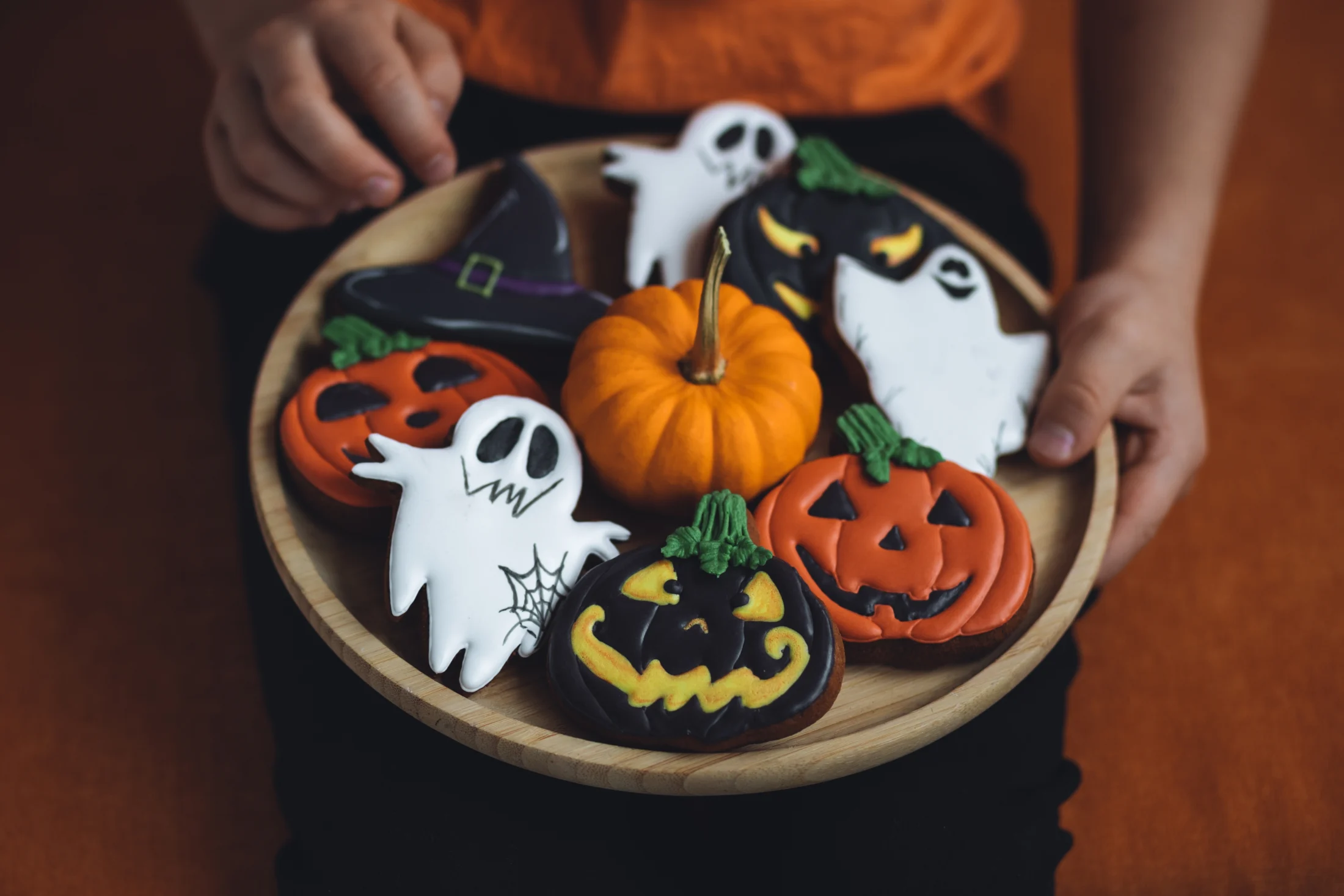 15 Cheap Ideas for DIY Halloween Decorations: Halloween cookies | Swoosh Finance