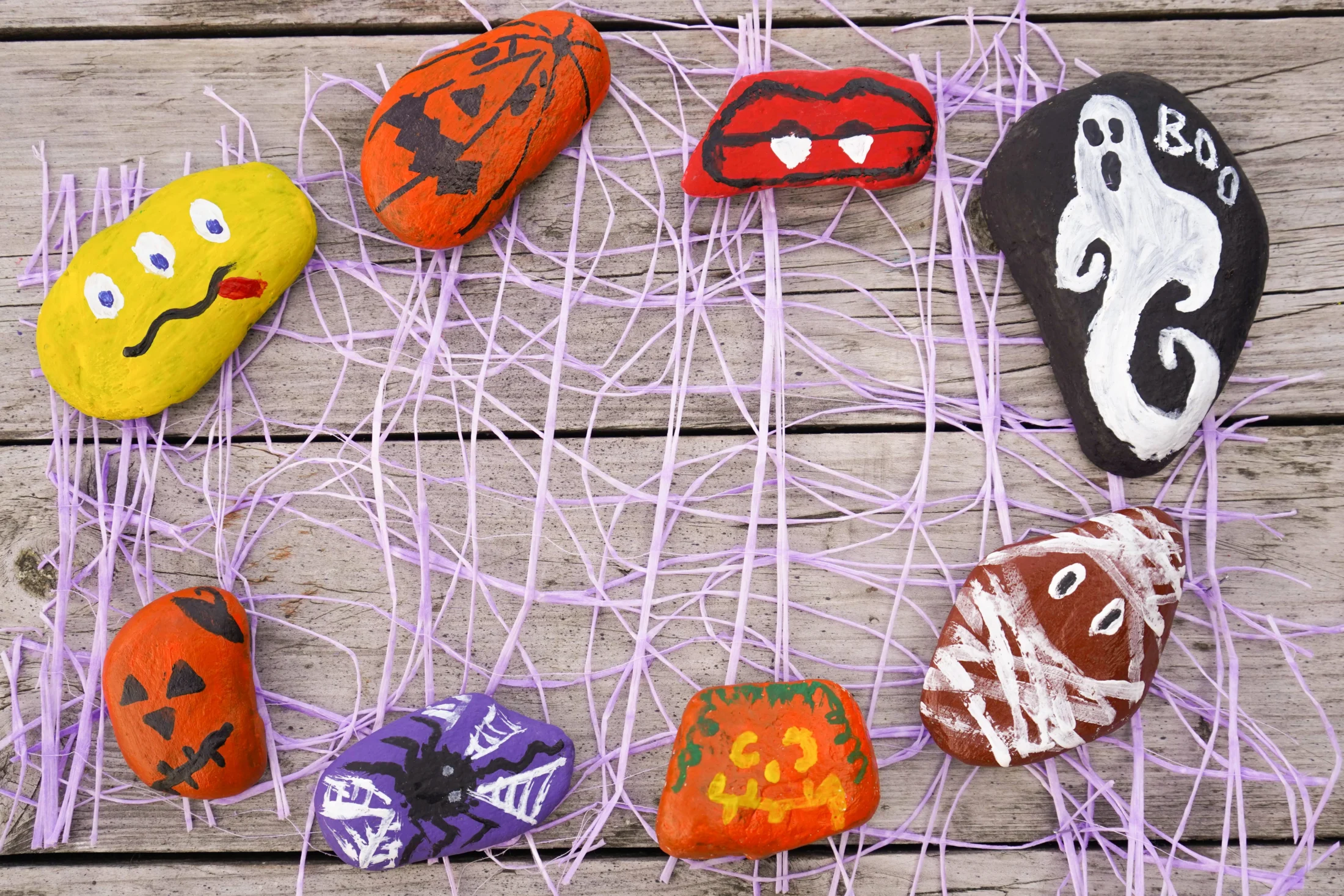 15 Cheap Ideas for DIY Halloween Decorations: Halloween rocks | Swoosh Finance