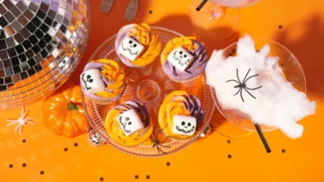 15 Cheap Ideas for DIY Halloween Decorations: Marshmallow face cupcakes | Swoosh Finance