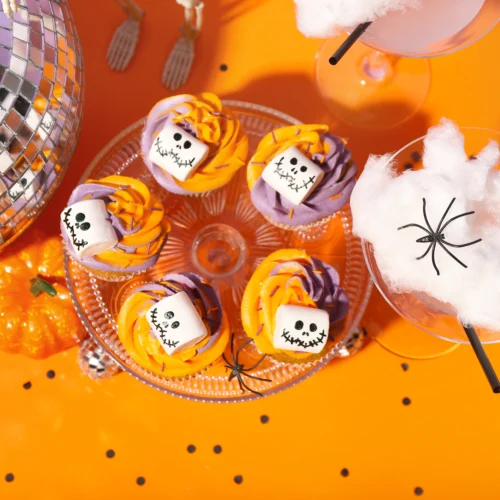 15 Cheap Ideas for DIY Halloween Decorations: Marshmallow face cupcakes | Swoosh Finance