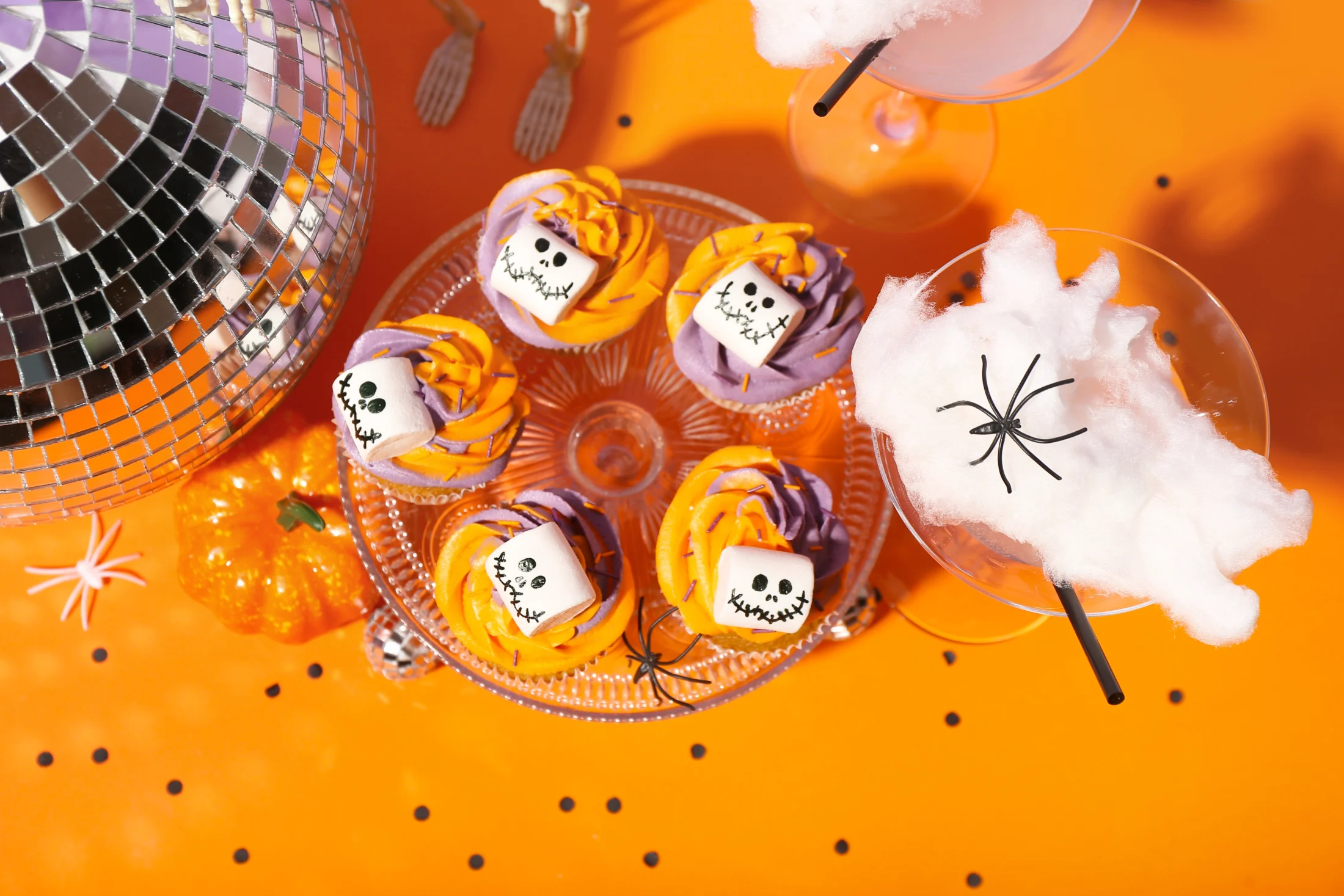 15 Cheap Ideas for DIY Halloween Decorations: Marshmallow face cupcakes | Swoosh Finance