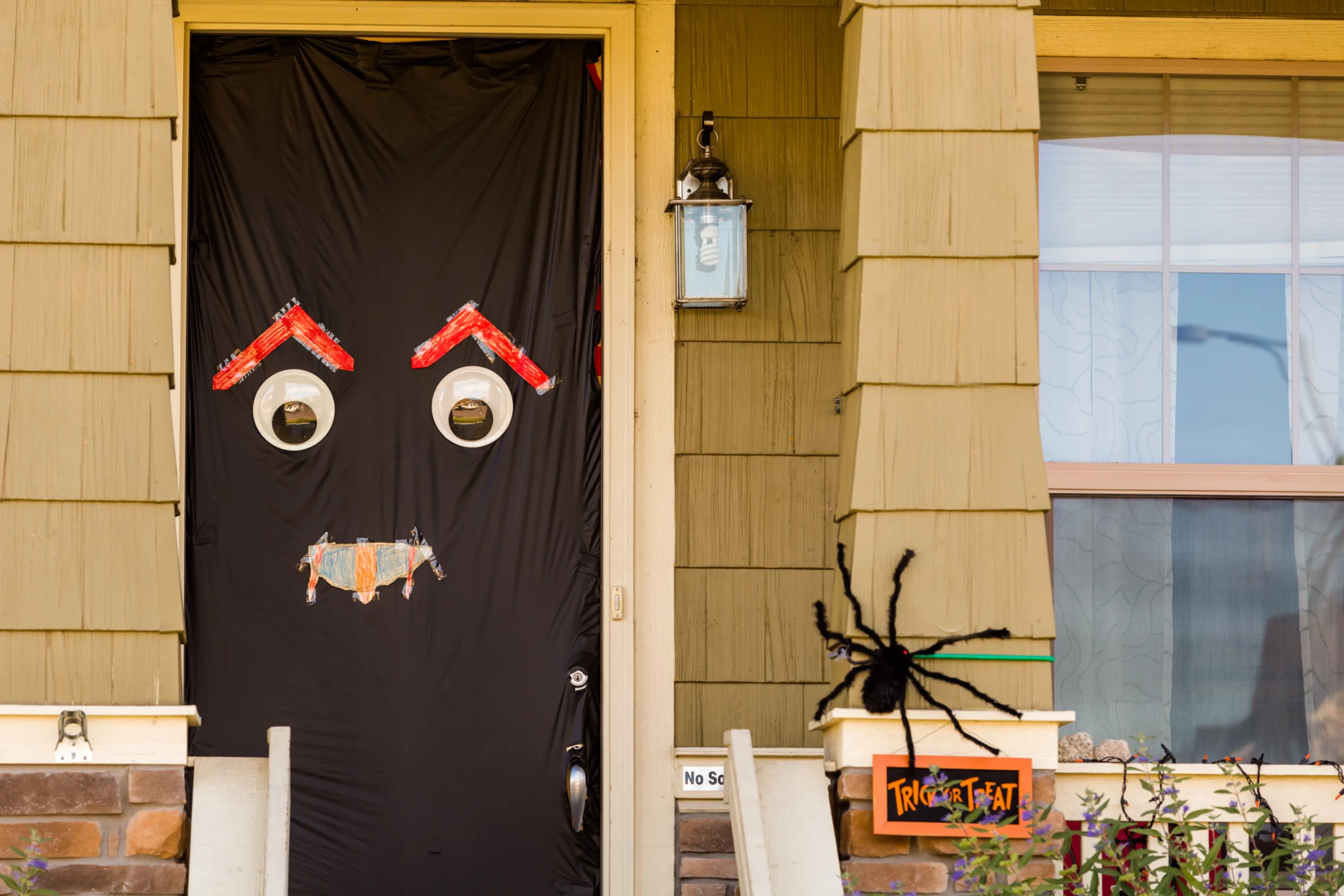 15 Cheap Ideas for DIY Halloween Decorations: Monster doors | Swoosh Finance