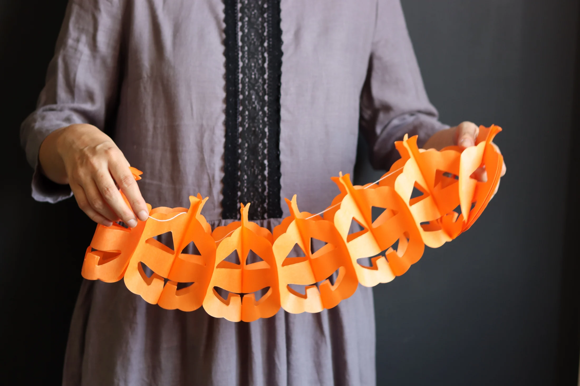 15 Cheap Ideas for DIY Halloween Decorations: Paper Halloween garlands | Swoosh Finance