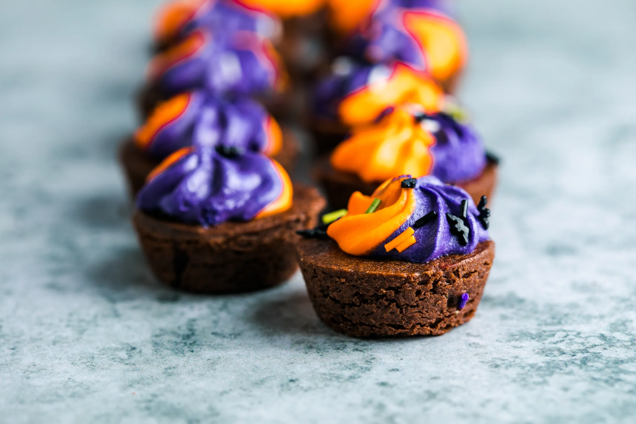 15 Cheap Ideas for DIY Halloween Decorations: Easy purple and orange cupcakes | Swoosh Finance