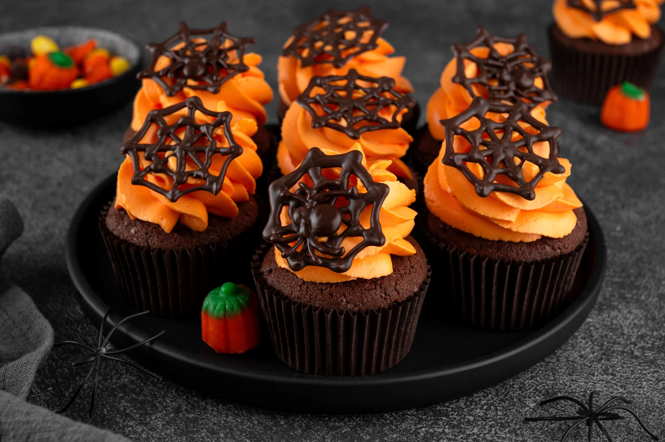 15 Cheap Ideas for DIY Halloween Decorations: Simple spider cupcakes | Swoosh Finance