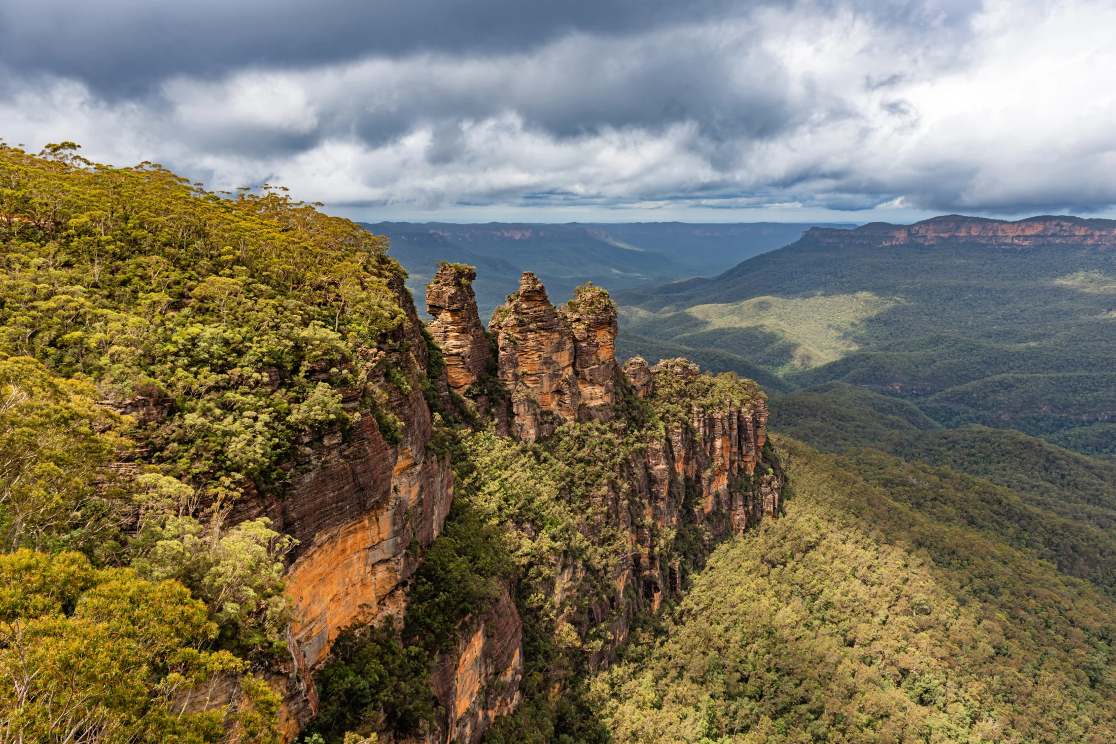 10 Best Cheap Christmas Holiday Destinations; blue mountains | Swoosh Finance