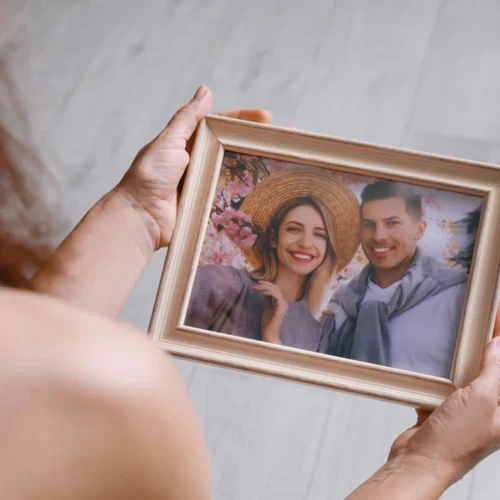 Framed photo of a couple as a valentine's day gift | Swoosh Finance