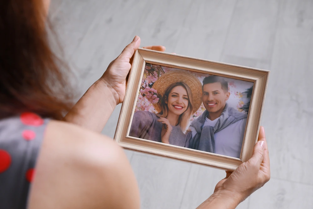 Framed photo of a couple as a valentine's day gift | Swoosh Finance