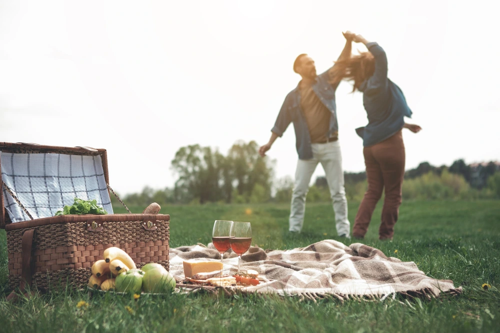 Cheap romantic date idea is a picnic date | Swoosh Finance