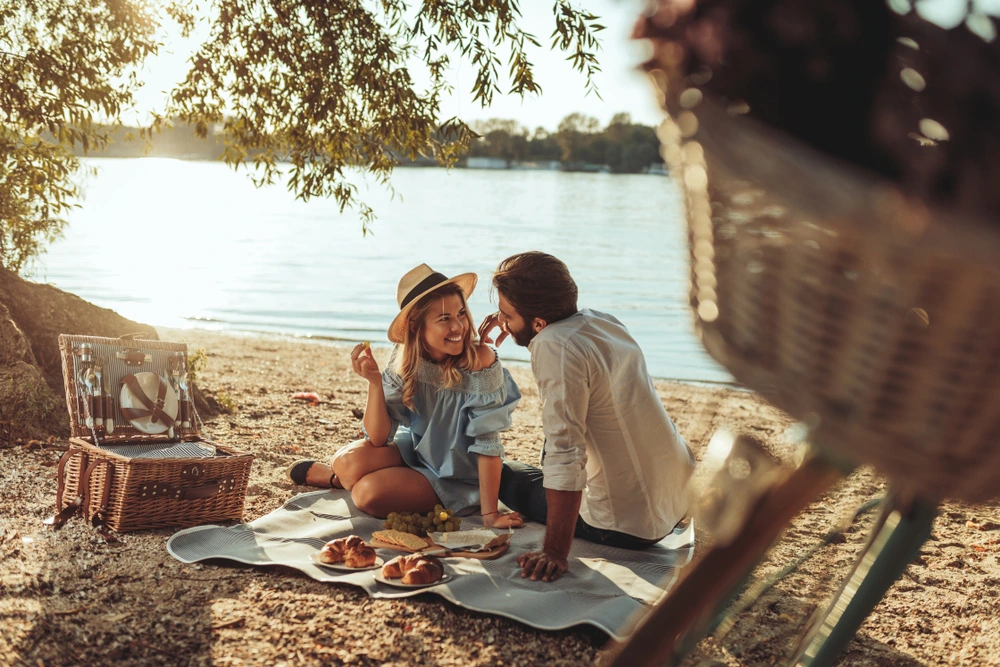 Picnic on the beach date idea | Swoosh Finance