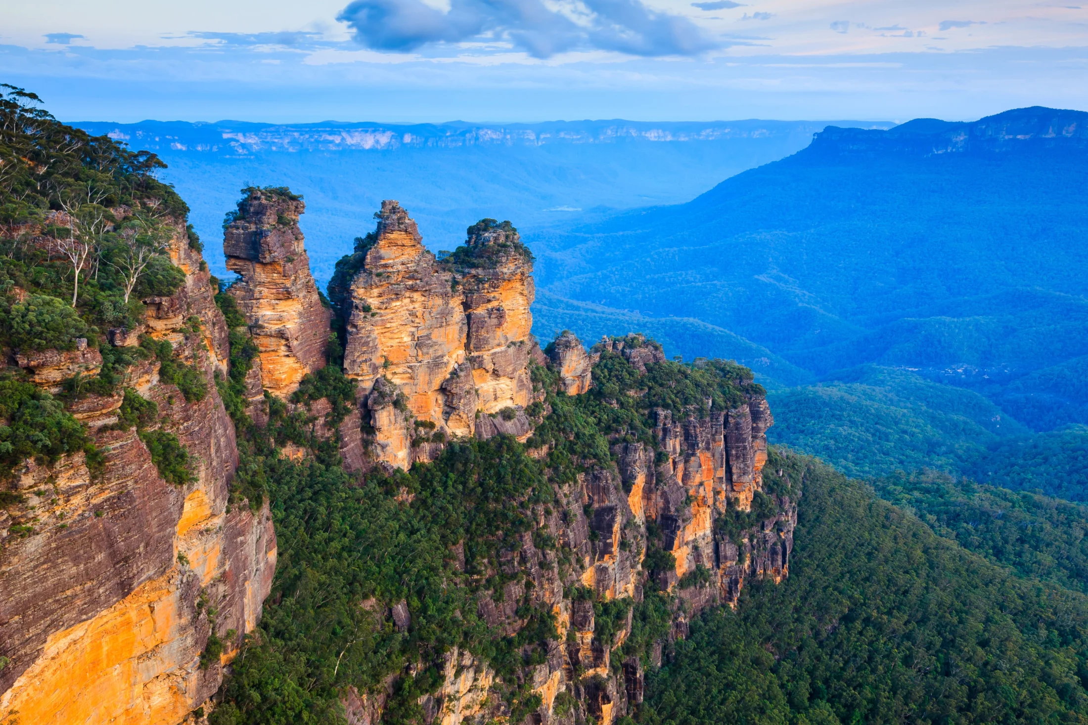 10 Budget-Friendly Destinations for the Labour Day Long Weekend; blue mountains | Swoosh Finance